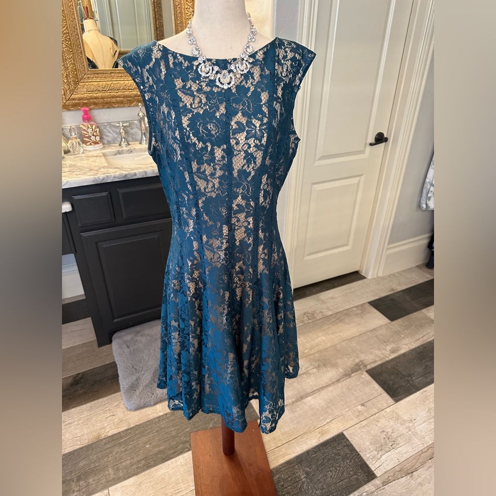 Like new Julian Taylor gorgeous Teal Color Fall with Ivory Undertone Lace - Picture 3 of 14